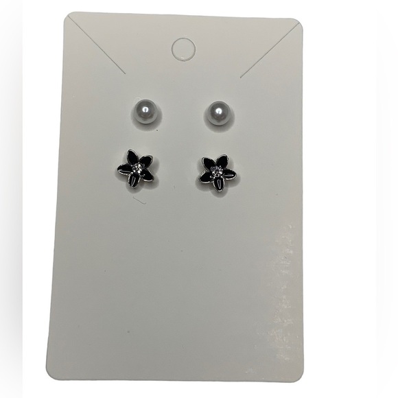 Flower and pearl earring set - Picture 2 of 3